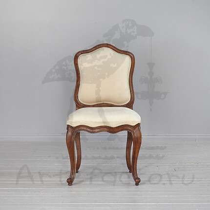 Мягкий деревянный стул кремовый