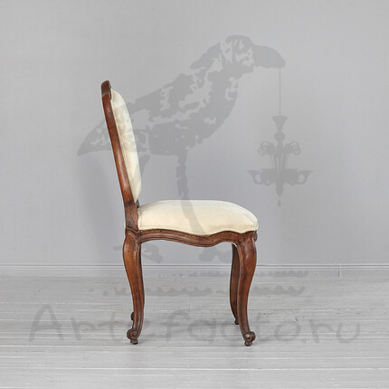 Мягкий деревянный стул кремовый