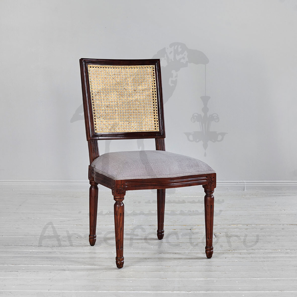 Деревянный стул с высокой плетеной спинкой
