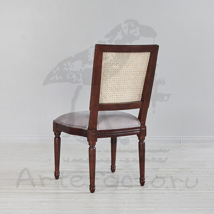 Деревянный стул с высокой плетеной спинкой