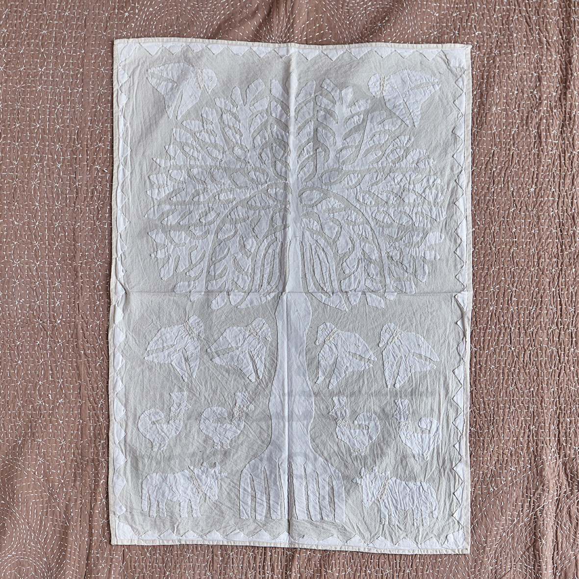 Белая декоративная салфетка дерево