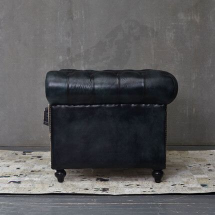Черное кожаное кресло в английском стиле