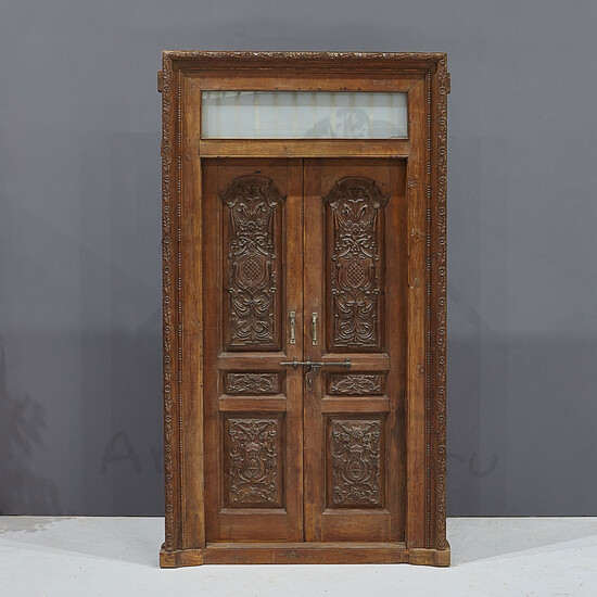 Старинная деревянная дверь с резьбой