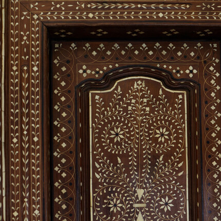 Старинная индийская дверь с инкрустацией