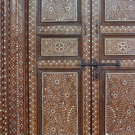 Старинная индийская дверь с инкрустацией