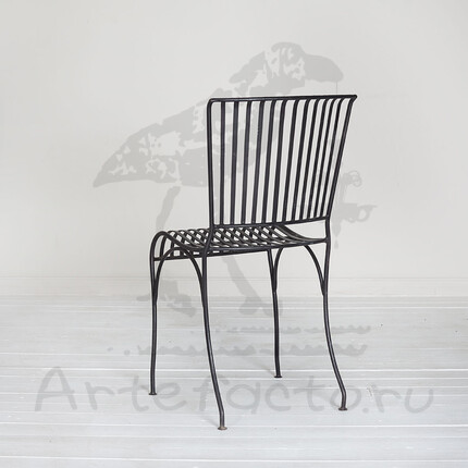 Черный металлический стул из прутьев