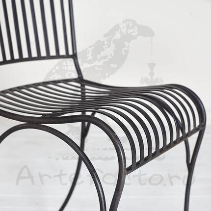 Черный металлический стул из прутьев