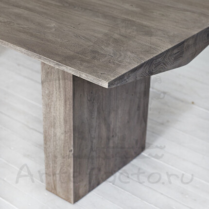 Серый минималистичный стол из дерева