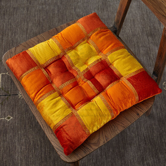 Оранжевая подушка на стул