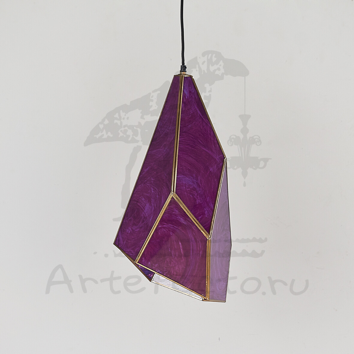 Подвесной светильник в виде фиолетового кристалла