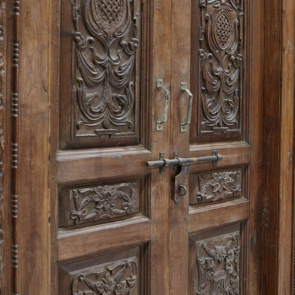 Старинная деревянная дверь с резьбой