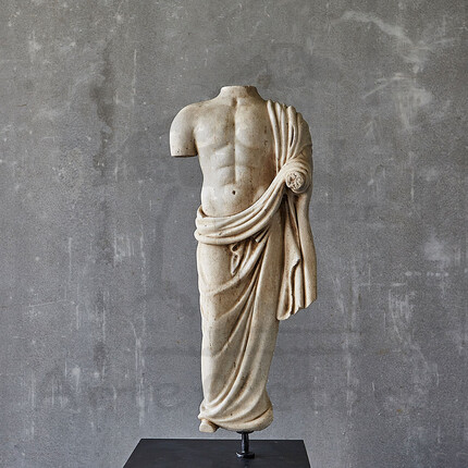 Мраморная скульптура мужчины на постаменте