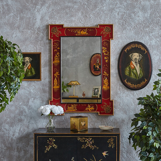 Настенное зеркало в красной раме с росписью